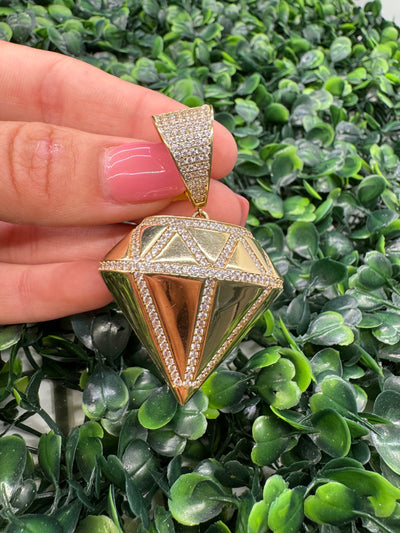 Diamond-shaped pendant