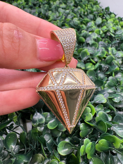 Diamond-shaped pendant