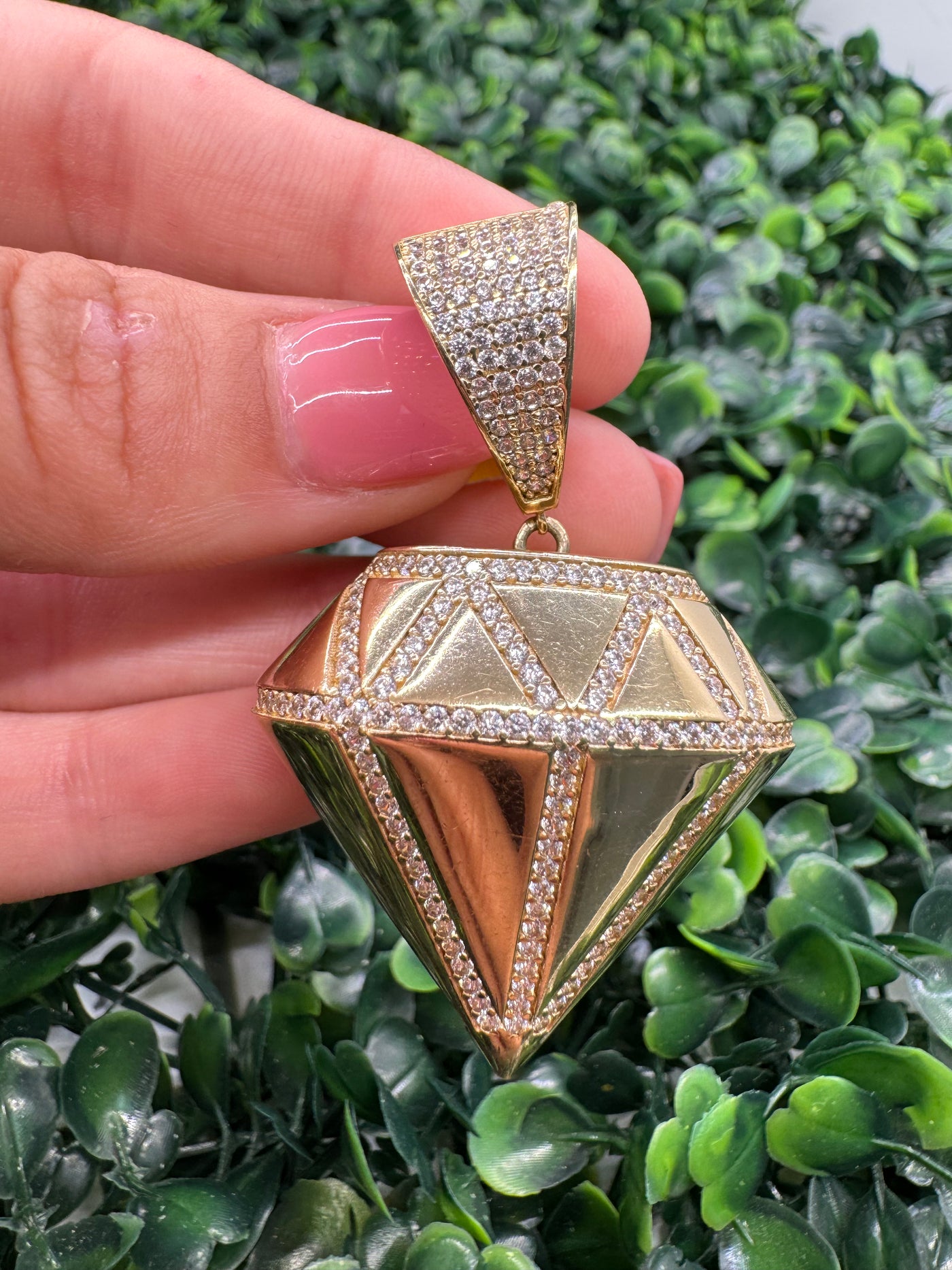 Diamond-shaped pendant